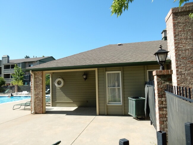 Building Photo - Charming 2 bed/ 2 bath condominium located in Gunbarrel's Hunter Creek. Next to beautiful park!