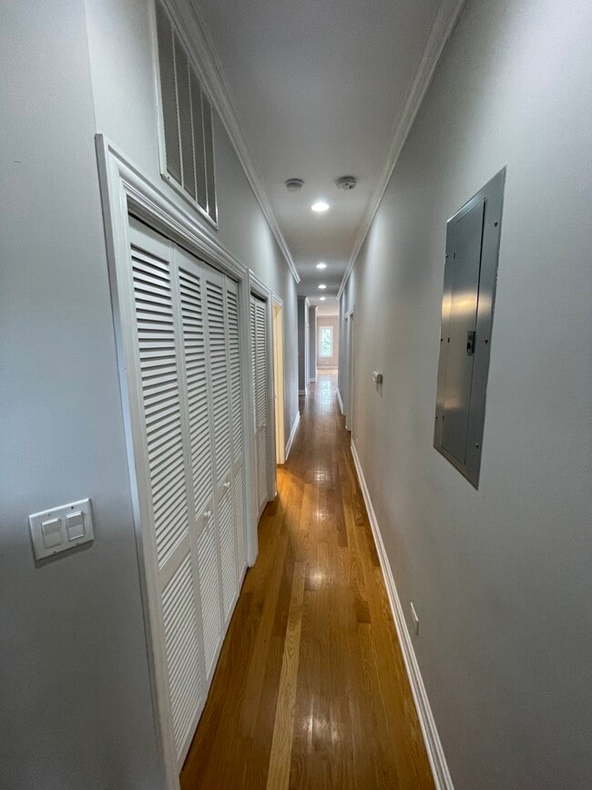 Building Photo - 6229 N Richmond St