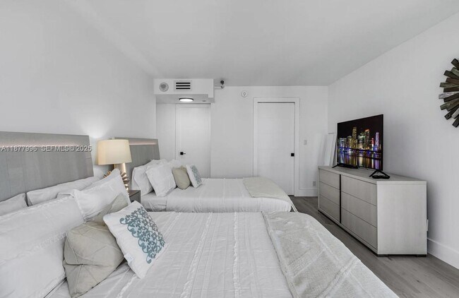 Building Photo - 2555 Collins Ave