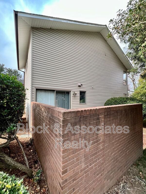 Building Photo - 207 Forest View Ct