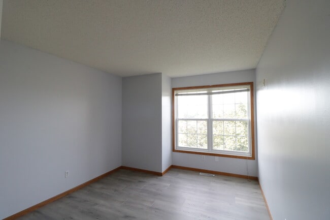 Building Photo - 7860 Old Carriage Ct