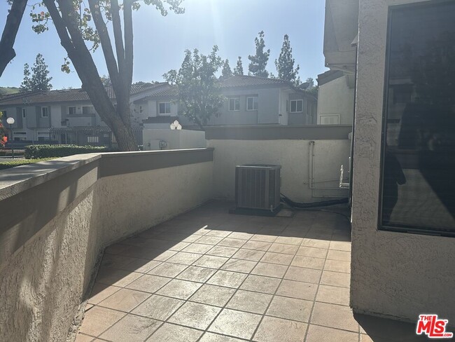 Building Photo - 77 Willowcrest Ln