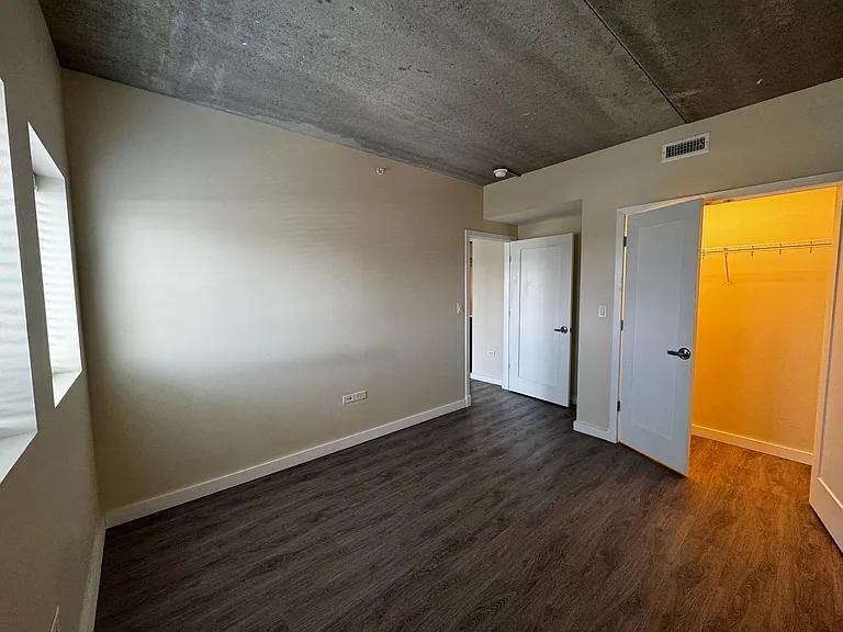 Building Photo - 1323 W Morse Ave