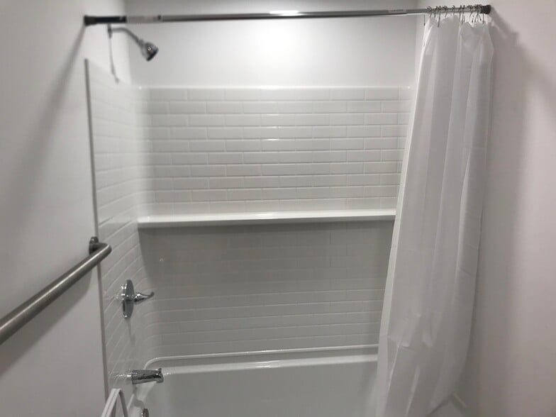 Full bathroom - 2398 Tree Vista Ct