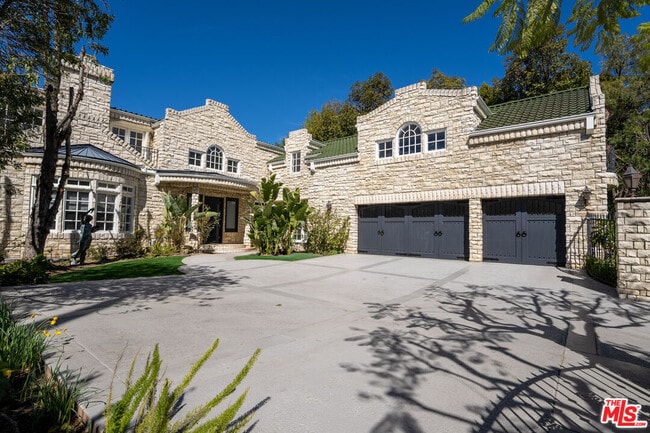 Building Photo - 2387 Stratford Cir
