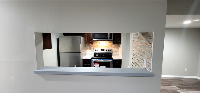 Building Photo - Beautiful 2 bedroom 1 bath apartment