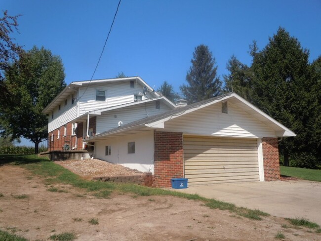 Building Photo - 4 Bedroom 3 Bath Home on Over an Acre!!