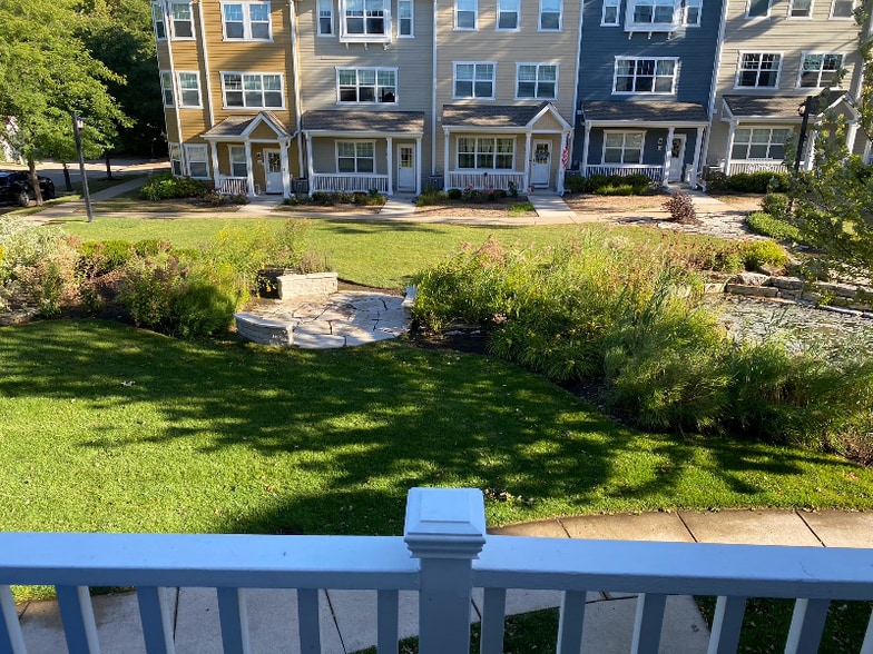 Building Photo - 18 Lakeview Pl