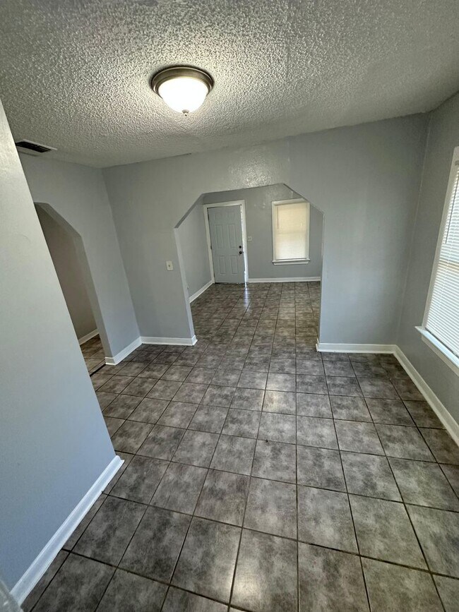 Building Photo - Fully Renovated 2/1 Single Family House Available for Immediate Rent!