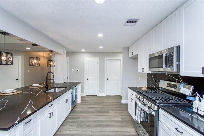Building Photo - 4014 Alshire Dr