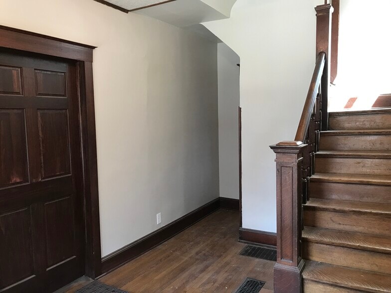 Foyer - 602 E 21st St