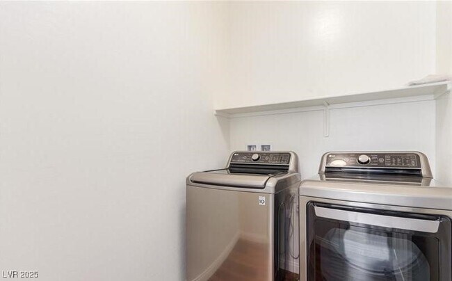 Building Photo - 12556 Skylight View St