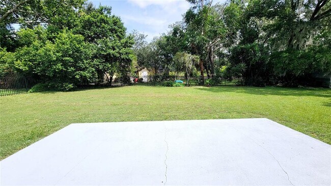 Building Photo - 1068 W Lakeshore Dr