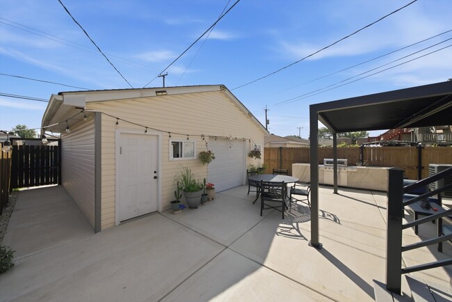 Building Photo - 4623 S Kilpatrick Ave