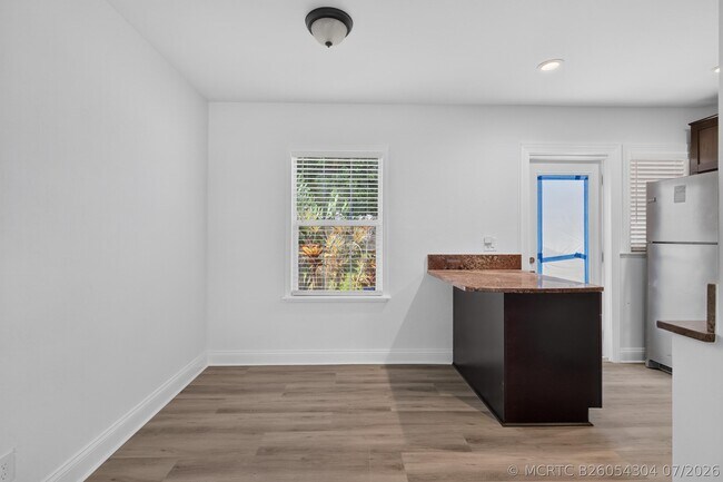 Building Photo - 423 SW 11th Ct