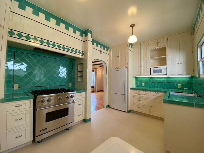 KITCHEN TO L.R. - 1841 Kelton Ave