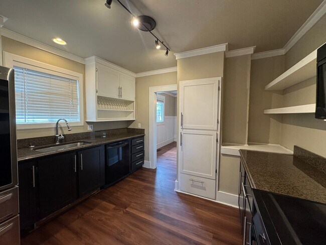 Building Photo - Very Nice 2 bedroom Point Defiance Cottage!