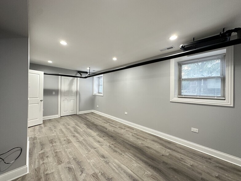 Building Photo - 1224 W Rosemont Ave