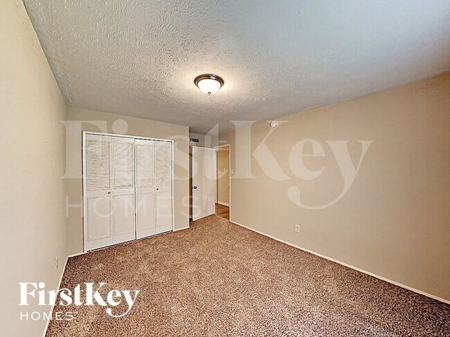 Building Photo - 2211 Fairgreen Dr