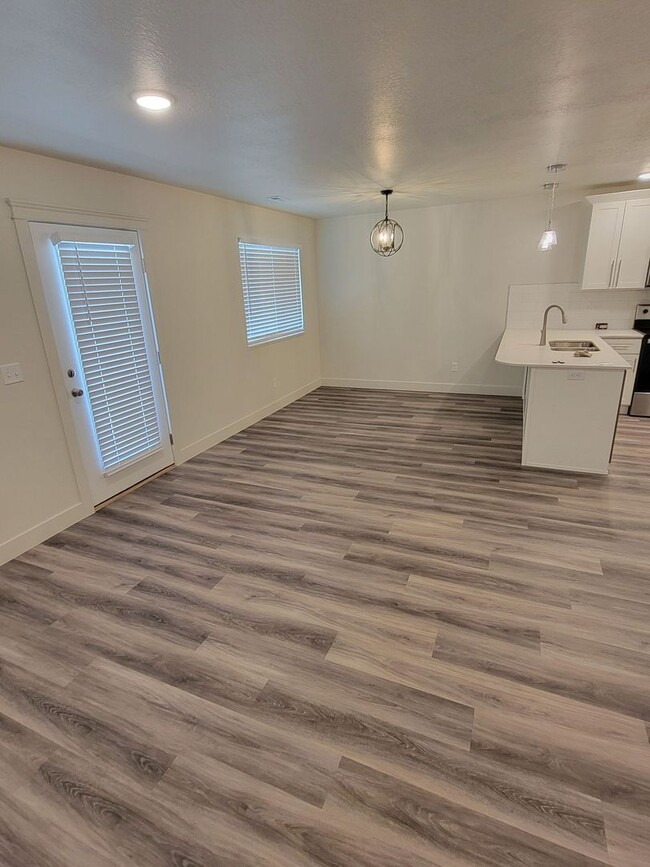 Building Photo - 2 Weeks Free Rent in May! West Haven 3 bed...