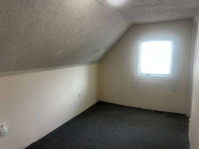 Building Photo - 409 Forest Ave