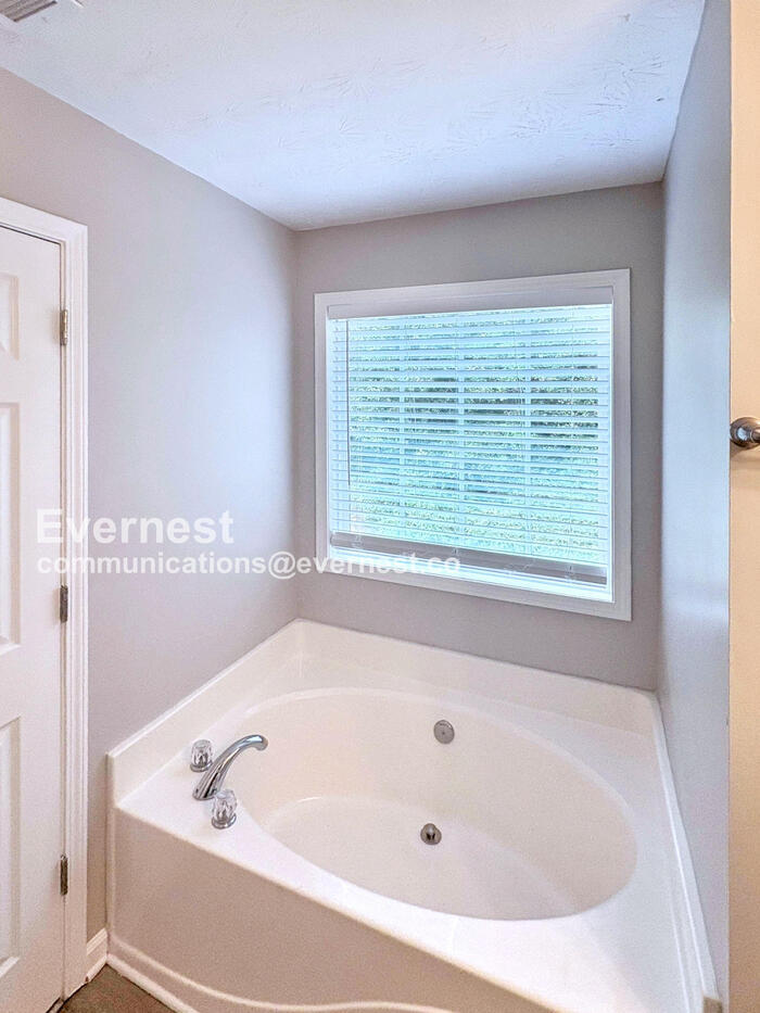 Building Photo - 20 Shenandoah Dr