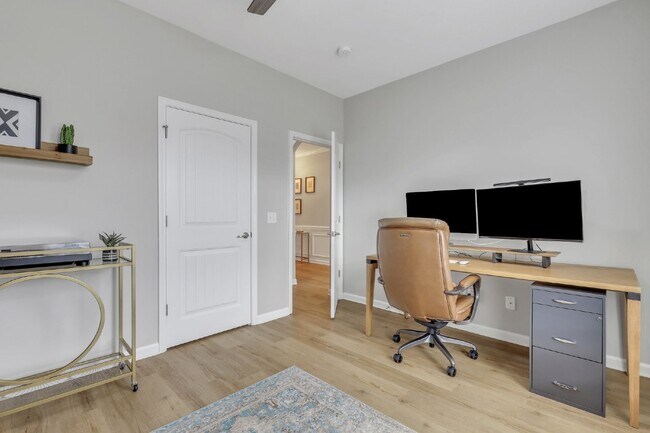 Building Photo - Executive Home in Convenient Location