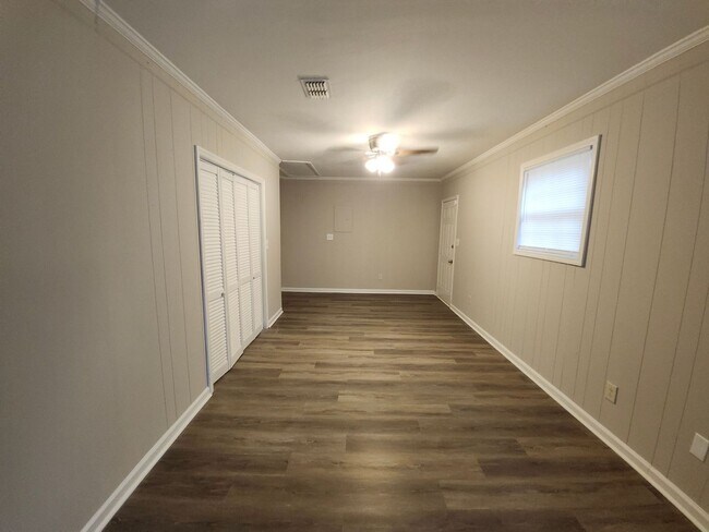 Building Photo - Classic Ranch-Style Living – 4 Bed, 2 Bath Gem!