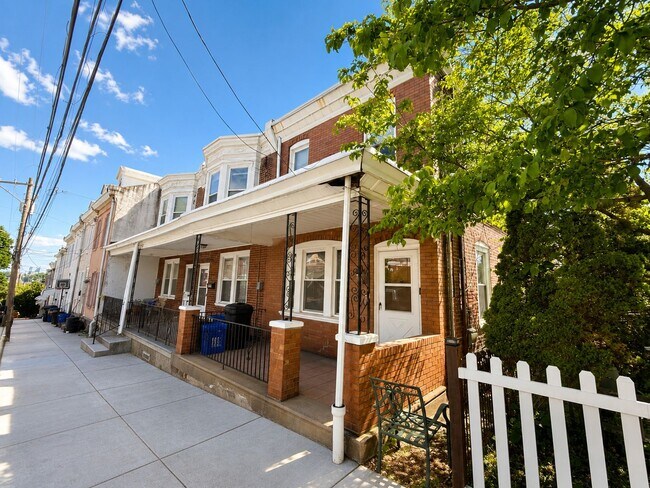 Building Photo - Charming Manayunk Rowhome with Private Yard & Front Porch Near Main Street