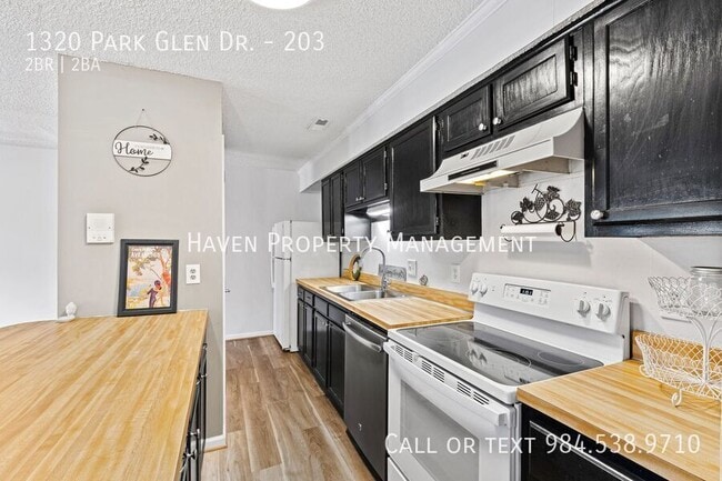 Building Photo - 1320 Park Glen Dr