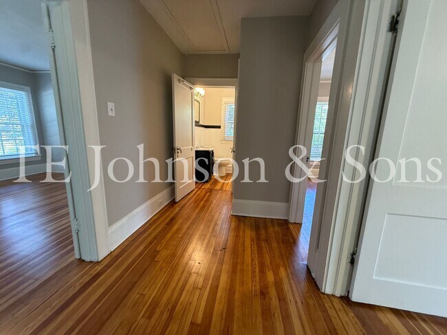 Building Photo - 817 S Hawthorne Rd