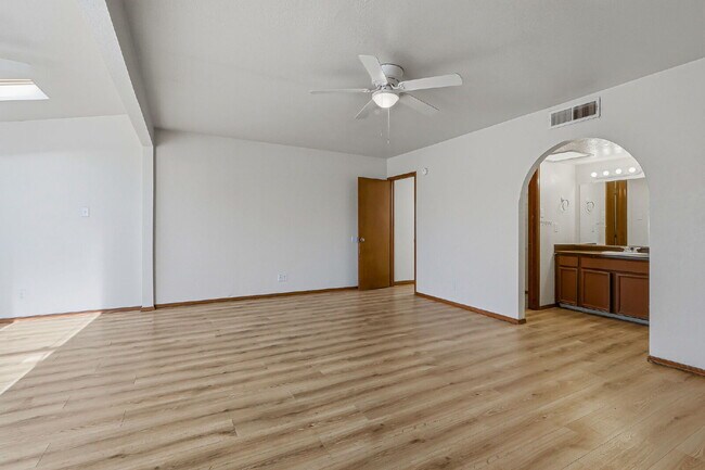 Building Photo - "Charming 3-Bedroom Retreat with 2 Full Baths