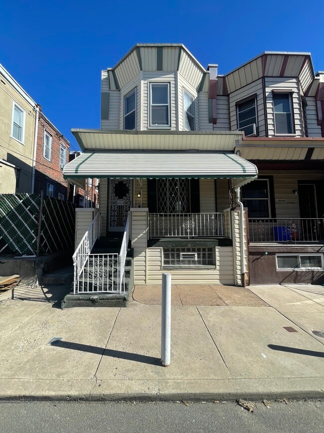 Building Photo - 1611 S Yewdall St