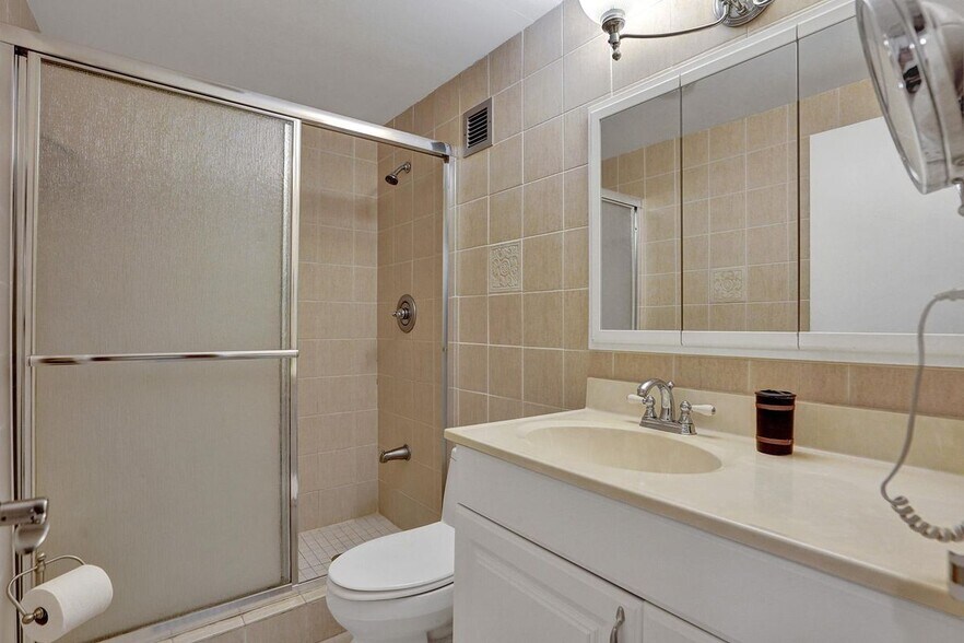 Building Photo - 3725 S Ocean Dr