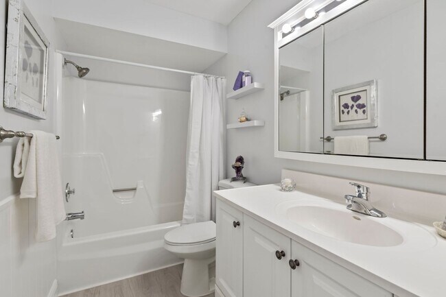 Building Photo - (55+) 2/2 Furnished Condo in Jensen Beach