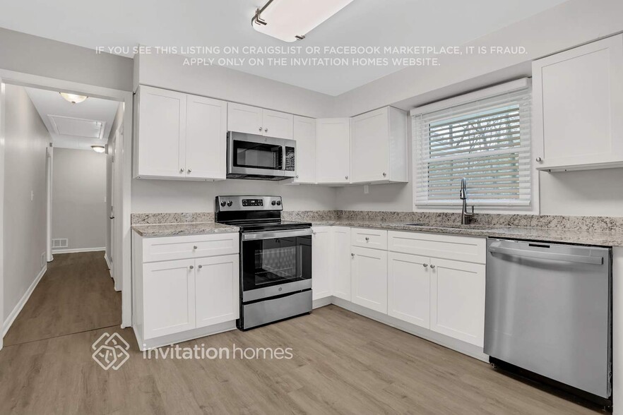 Building Photo - 2813 Battlecrest Dr