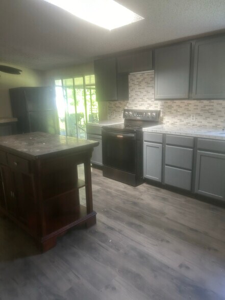Building Photo - 5697 N Highland Park Dr