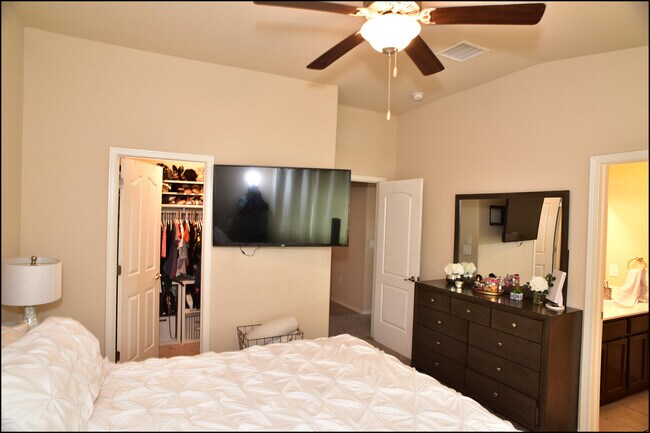 Building Photo - 6246 Viale Del Sol Ave