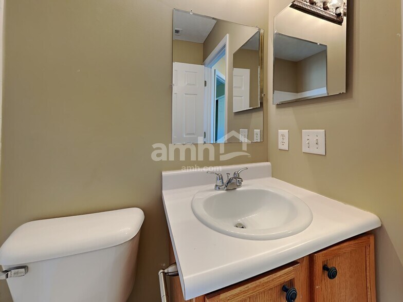 Building Photo - 127 Strawberry Fields Dr