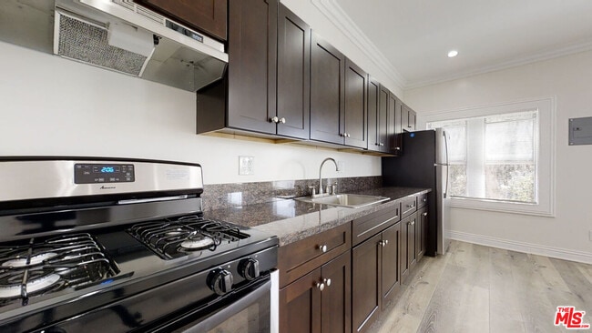 Building Photo - 1117 S Westlake Ave