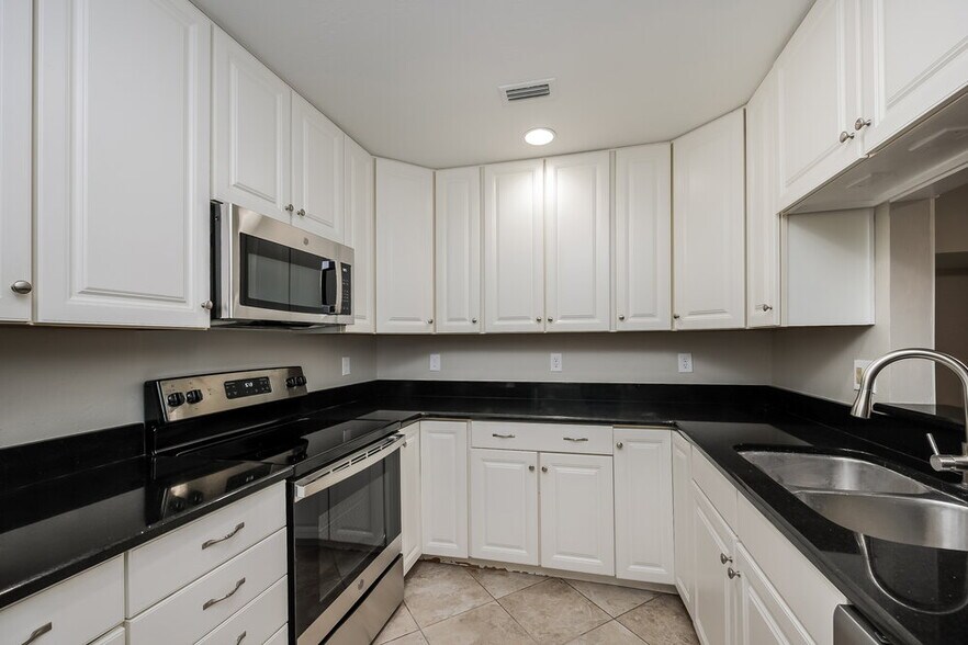 Building Photo - 104 1st St Ct