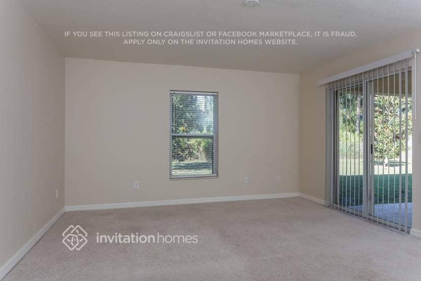 Building Photo - 833 SE Lansdowne Ave