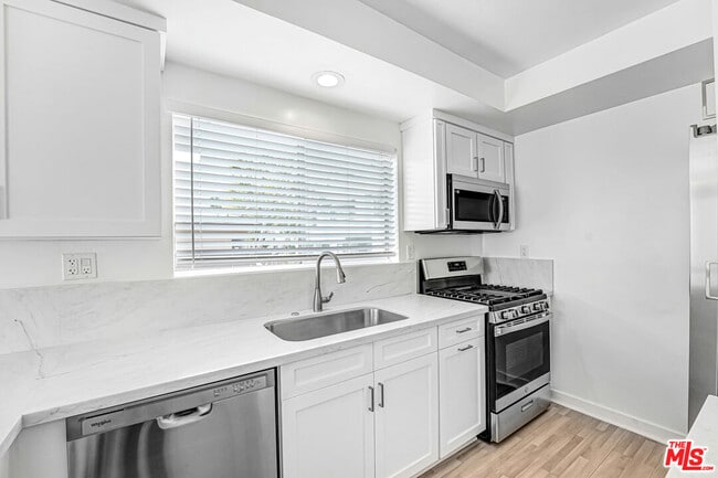 Building Photo - 10393 Almayo Ave