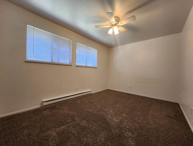 Building Photo - 677 E Clarion Dr