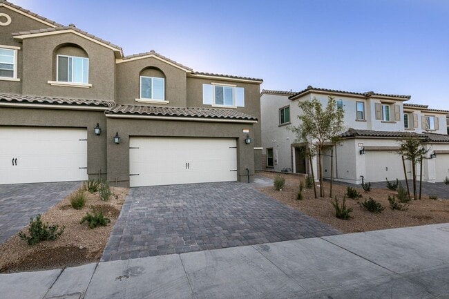 Primary Photo - GORGEOUS TOWNHOME*UPGRADED*ALL APPLIANCES*...