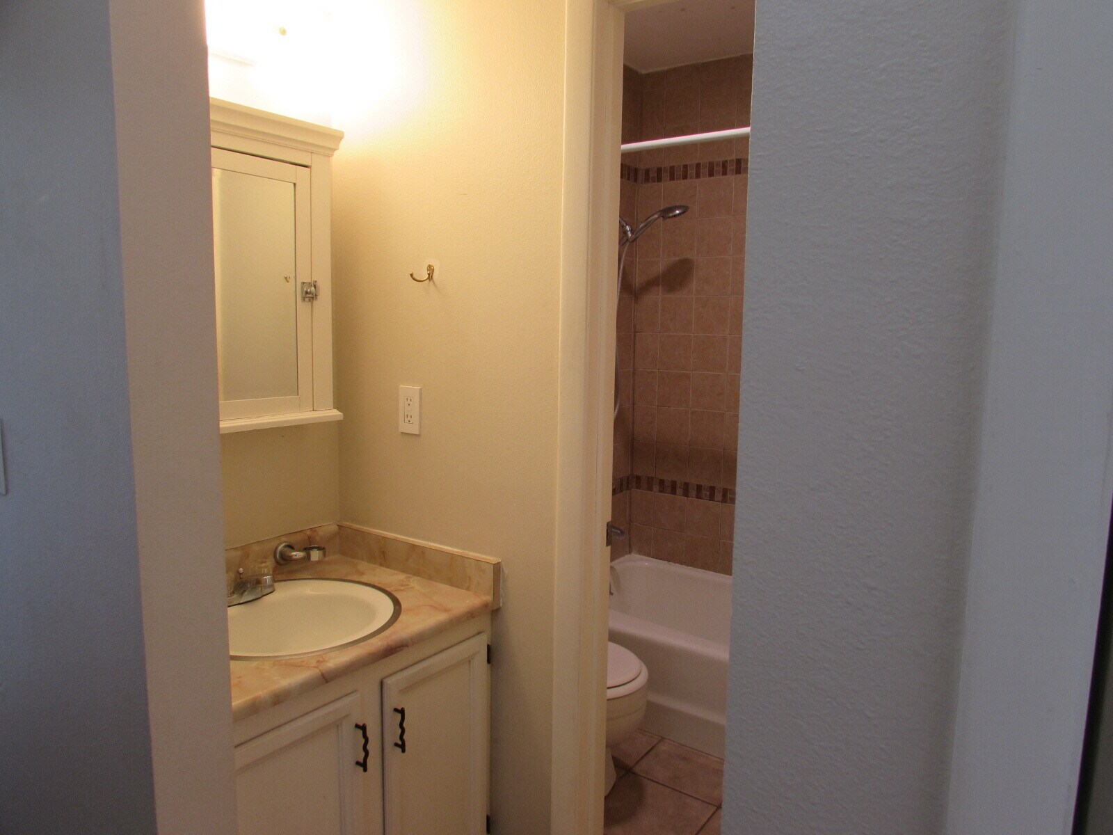 Building Photo - 3231 Lakeside Dr