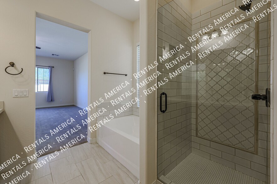 Building Photo - 2322 W Sierra Vista Dr