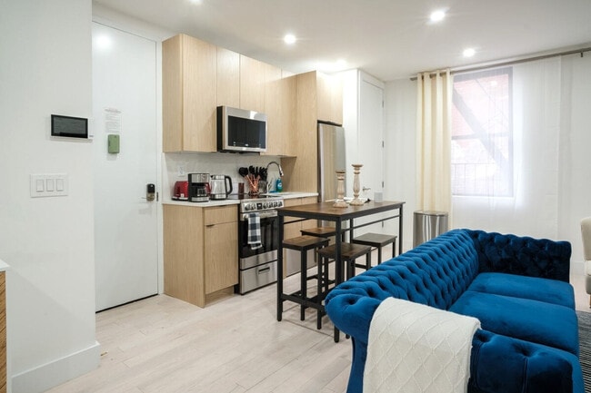 Building Photo - 402 E 11th St