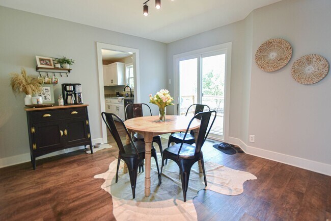 Building Photo - Pet Friendly Three Bedroom!