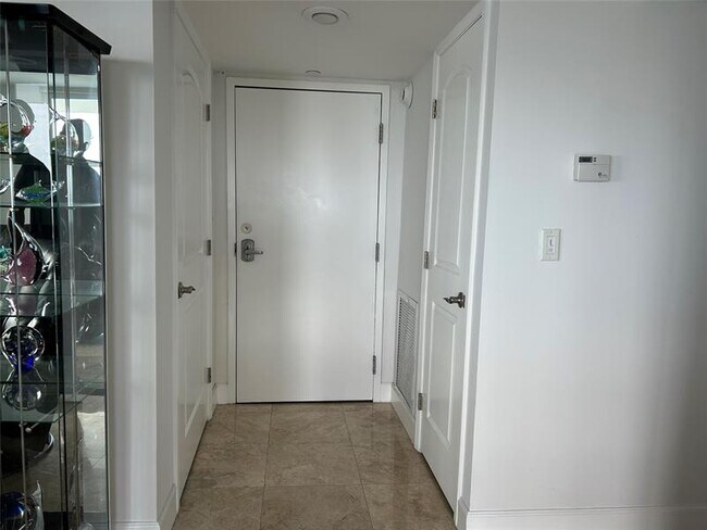 Building Photo - 2639 N Riverside Dr